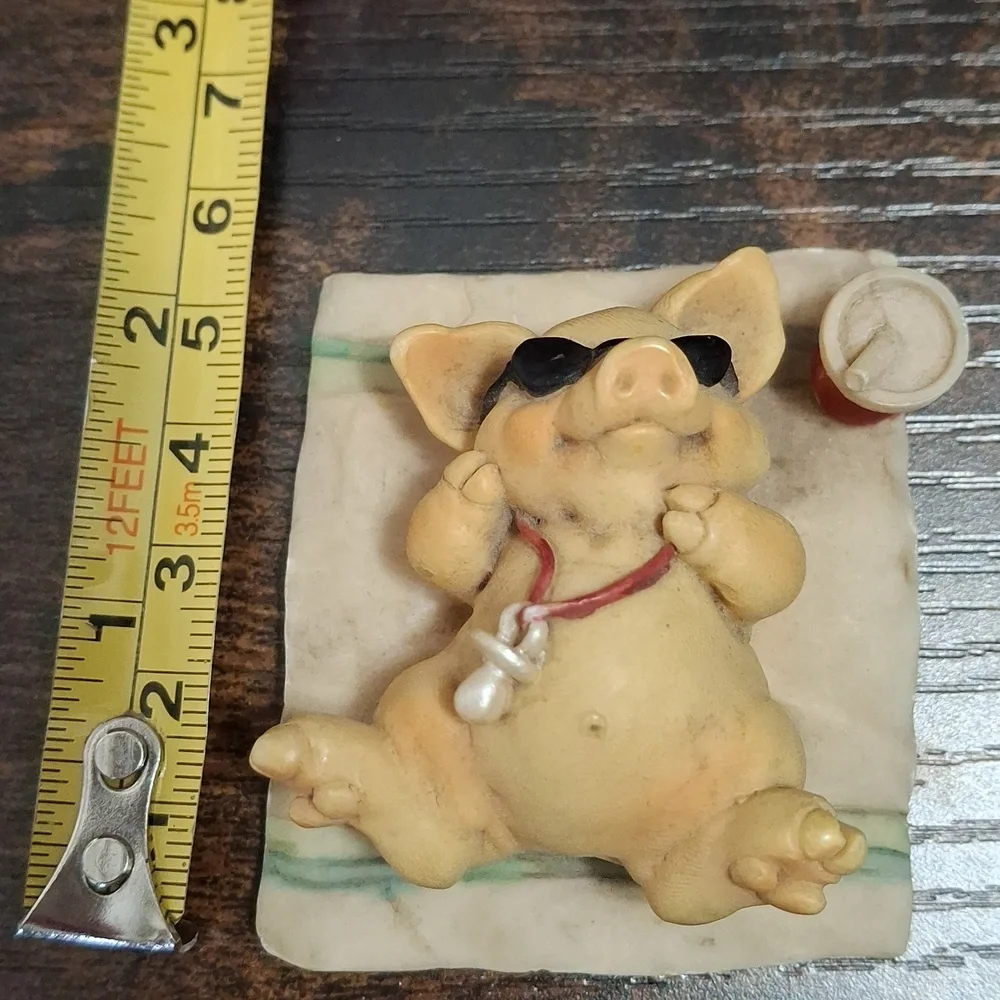🐖Vintage Ganz 1992 Pigsville Small Figurine ‘Sun Tanning Piglet’ - PM 1301
